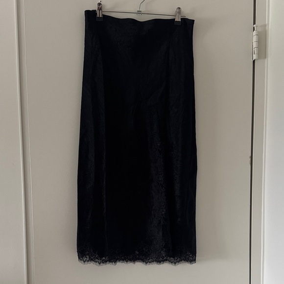 Elegant Black Lace Skirt - Picture 1 of 4